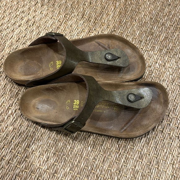 Birkenstock Shoes - Size 39 Birkenstock. Pretty color with some shimmer!